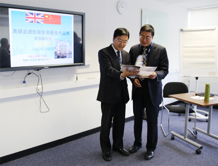 2李晋平副校长与英国剑桥国际管理学院王胜明博士介绍taptap情况.jpg
