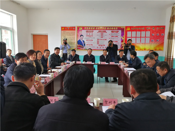 taptap在孟家坪村委会举办座谈会_副本.jpg
